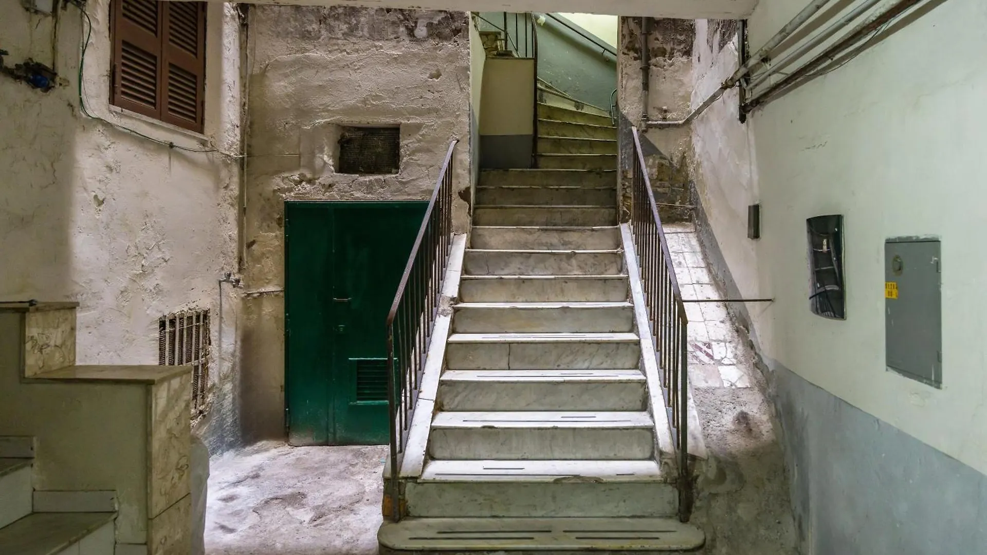 Apartment Murales Street On Spanish Quarter Naples Italy