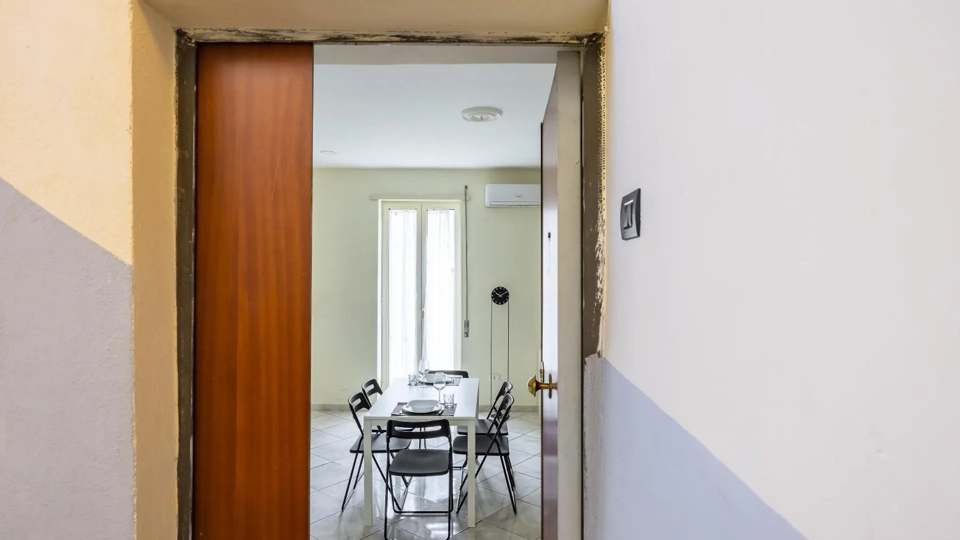 Apartment Murales Street On Spanish Quarter Naples Italy